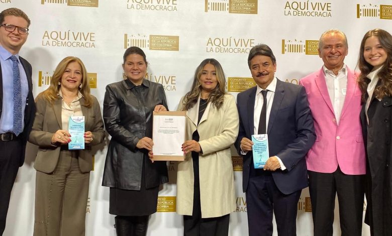 El senador Carlos Julio González Villa radica la "Ley Fin del Cáncer Cervical en Colombia. Foto/Congreso