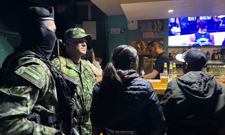 Operativo nocturno en La Galería de Rionegro. Foto/ Alcaldía