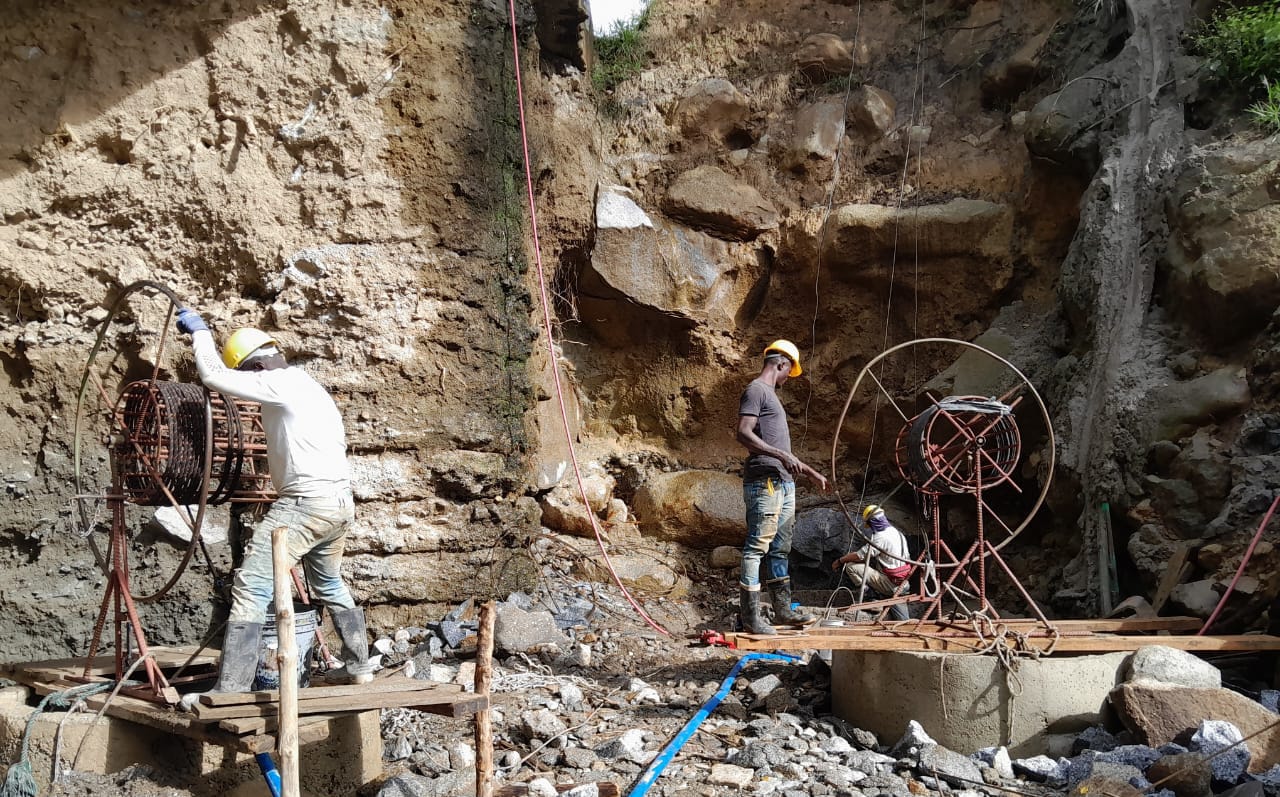 Construcción de Puente afectado por lluvias en Cocorná, Antioquia. Foto/ Invías