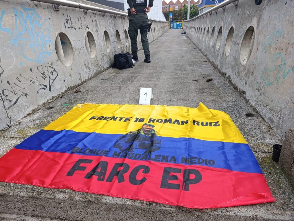 Bandera de las Farc en puente peatonal de Suramericana