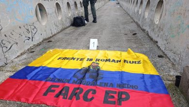 Bandera de las Farc en puente peatonal de Suramericana