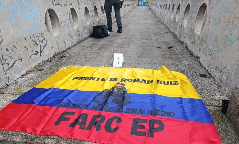 Bandera de las Farc en puente peatonal de Suramericana