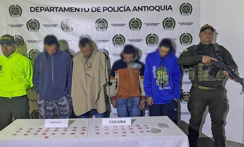Capturados presuntos integrante de la Banda El Mesa, en Sonson. Foto/ Policía Antioquia