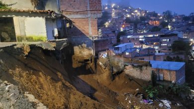 Deslizamiento de tierra en Villatina obliga a evacuar a cerca de 70 familias