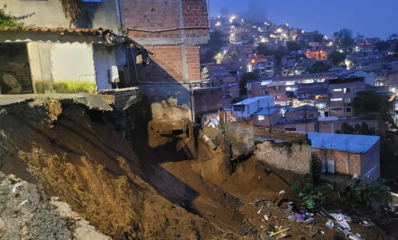 Deslizamiento de tierra en Villatina obliga a evacuar a cerca de 70 familias