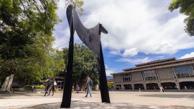David Manzur dona su primera escultura a la Universidad de Antioquia: un homenaje a la libertad, el arte y la educación