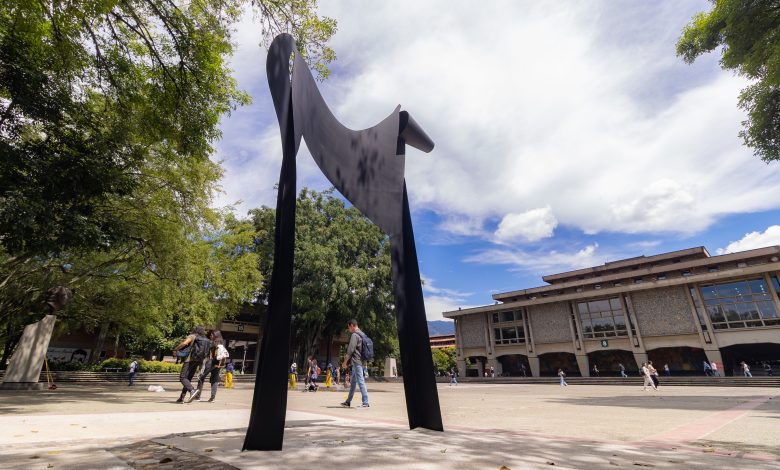 David Manzur dona su primera escultura a la Universidad de Antioquia: un homenaje a la libertad, el arte y la educación