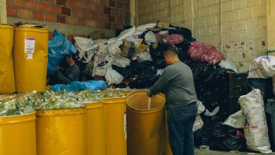 Las botellas de aguardiente ya no se botan, se transforman en arte. Foto/ Cortesía