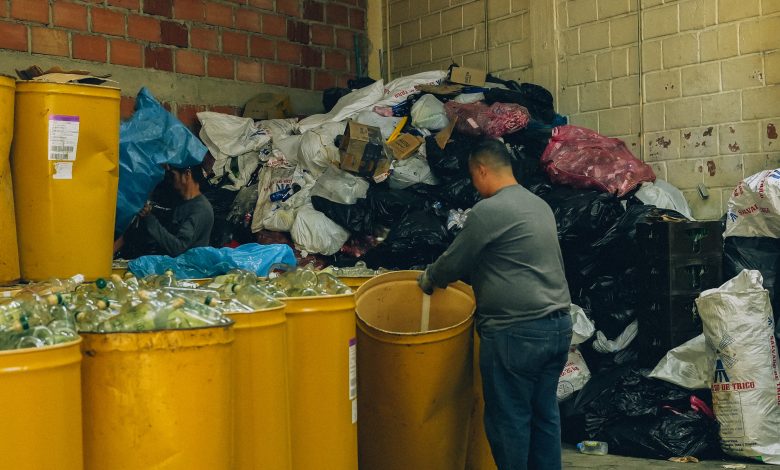 Las botellas de aguardiente ya no se botan, se transforman en arte. Foto/ Cortesía