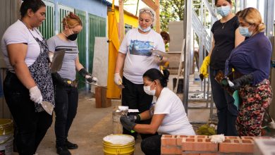 ¿Y quién dijo que estucar y pintar es solo cosa de hombres? La construcción también tiene rostro de mujer. Foto/Alcaldía
