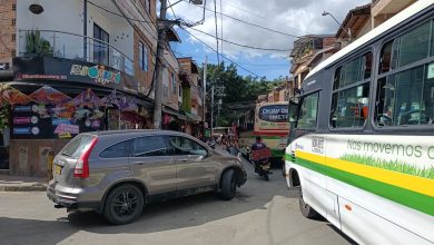 En Belén Las Violetas la falta de senalización y lagran cantidad de vehículos generan caos. Noticias de Antioquia. Denuncas: Llave Informativa