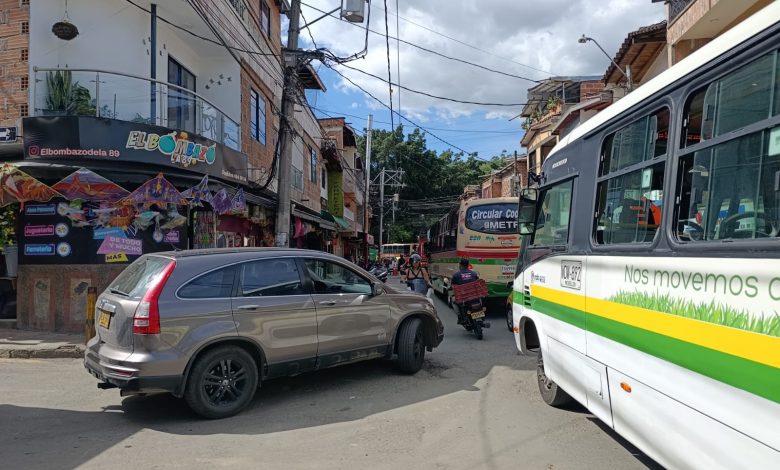 En Belén Las Violetas la falta de senalización y lagran cantidad de vehículos generan caos. Noticias de Antioquia. Denuncas: Llave Informativa