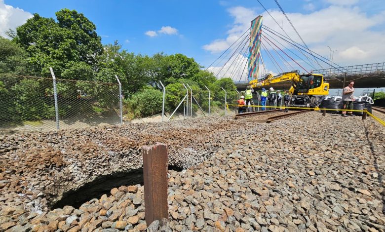 Las reparaciones de la socavación podrían tardar más de una semana. Foto/Metro de Medellín