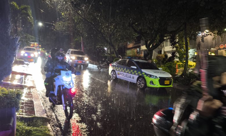 En medio de la lluvia se cumplió la “Caravana de la Seguridad” por la comuna 2 de Bello. Foto/ Alcaldía