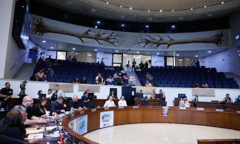 En el Concejo de Medellín se encendieron las alarmas por el caos del mal parqueo que afecta la movilidad. Foto/ Concejo de Medellín