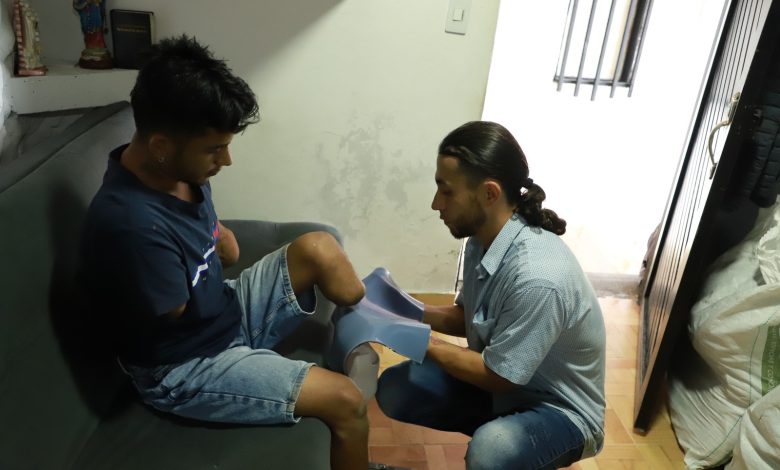 : egresados del ITM crean prótesis de bajo costo para Luis Adolfo, un hombre que perdió sus cuatro extremidades