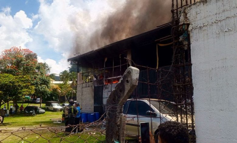 Incendio en Bello consumió dos bodegas. Foto/ Cortesía