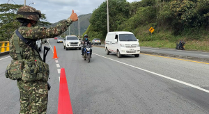 Con presencia en las vías y puestos de control garantizan seguridad en las vías.