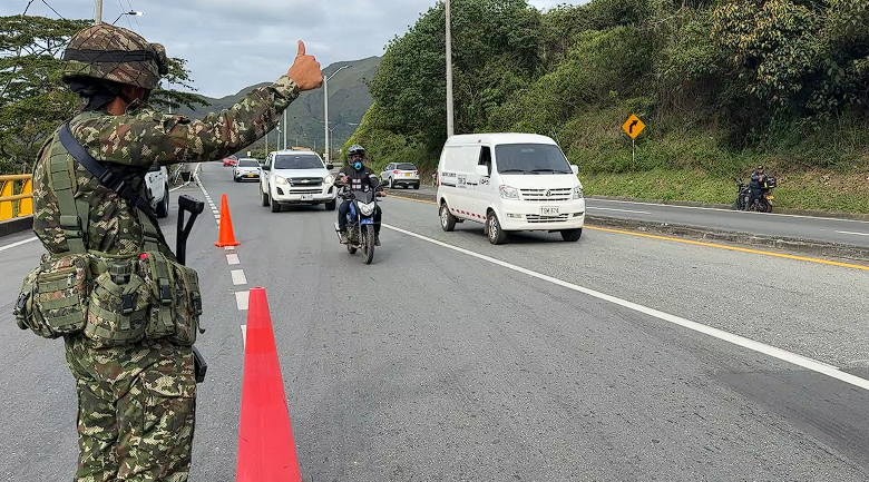 Con presencia en las vías y puestos de control garantizan seguridad en las vías.