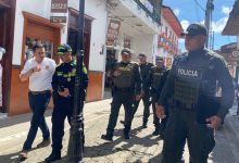 Seis capturas, armas y droga incautadas, resultado de recientes operativos en Abejorral. Foto/Alcaldía