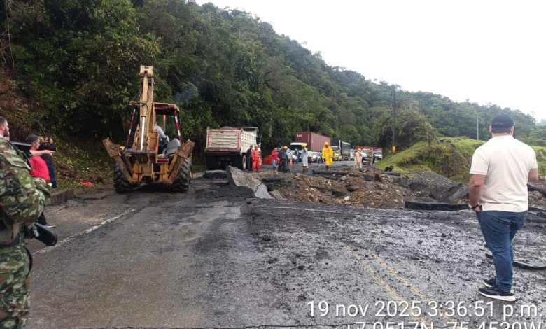 Con paso restringido a un carril amaneció la vía Los Llanos – Tarazá . Foto Invías