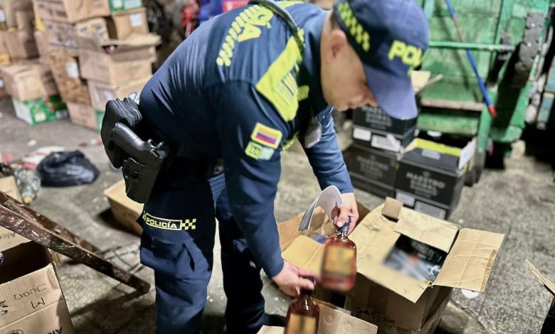 Descubrieron bodega de licor adulterado en El Naranjal, más de 17.000 botellas estaban listas para ir al comercio. Foto/ Policía