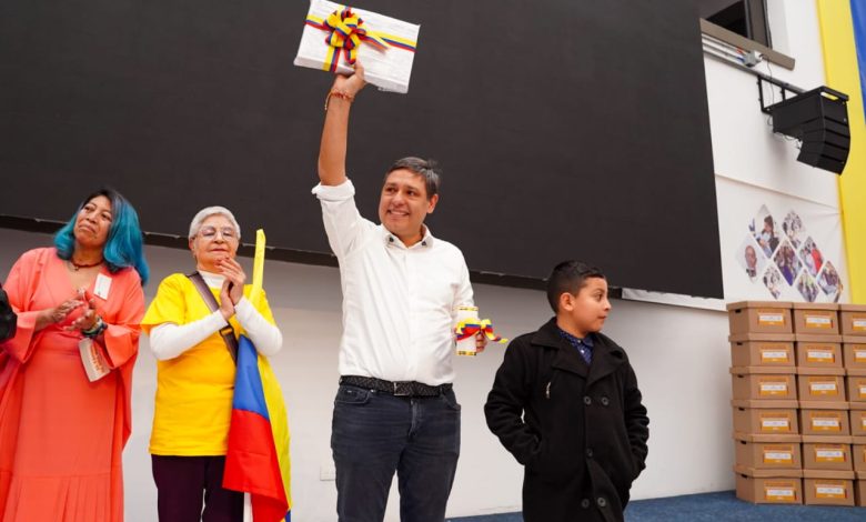 Mauricio Lizcano oficializa su candidatura presidencial con 1,8 millones de firmas.