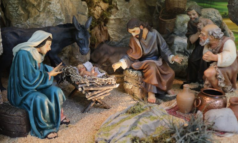 El pesebre está expuesto en la vitrin a de la Cámara de Comercio.