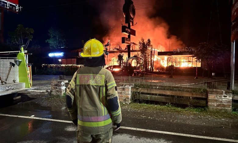 Incendio consumió parte del restaurante Brasas de Llanogrande. Foto/ Bomberos Rionegro
