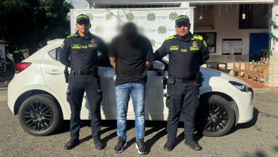 Autoridades capturan a un hombre que conducía un vehículo robado con placas sustraídas de otro automotor. Foto/ Policía