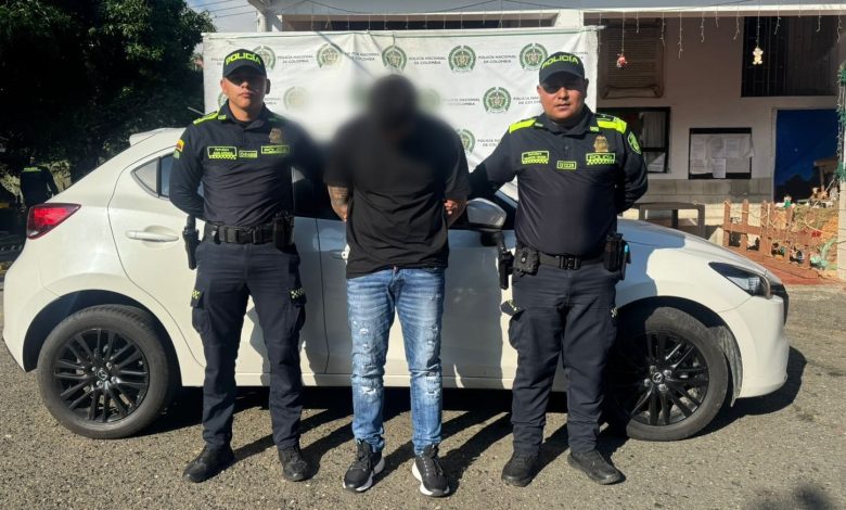 Autoridades capturan a un hombre que conducía un vehículo robado con placas sustraídas de otro automotor. Foto/ Policía