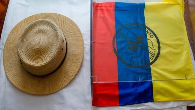 El sombrero de Pizarro hace parte de los elementos representativos del acto de la firma del proceso de paz del M-19, realizado el 8 de marzo de 1990 en el Cauca. Foto/ Presidencia