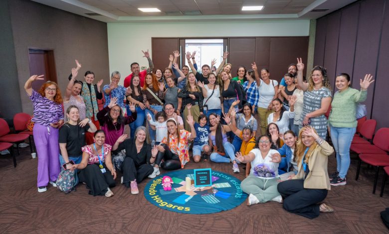 En 2025 más de 120.000 familias de Medellín obtuvieron herramientas para prevenir las violencias . Foto/ Alcaldía