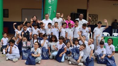 Estudiantes de La Estrella recibieron kits para iniciar su calendario escolar. Foto/ Alcaldía
