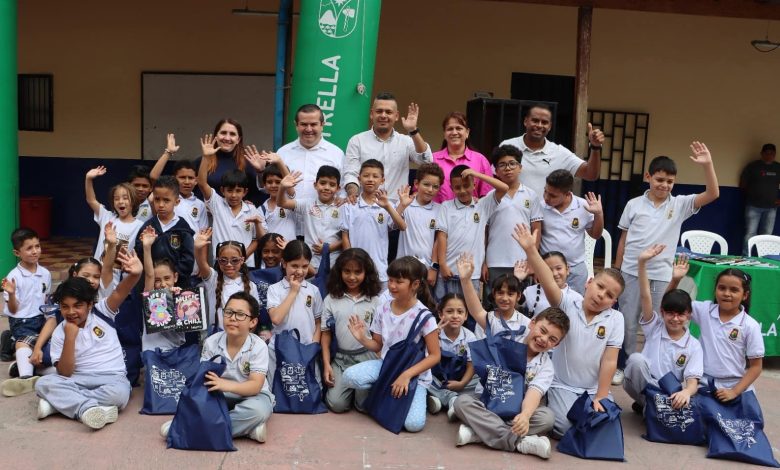 Estudiantes de La Estrella recibieron kits para iniciar su calendario escolar. Foto/ Alcaldía