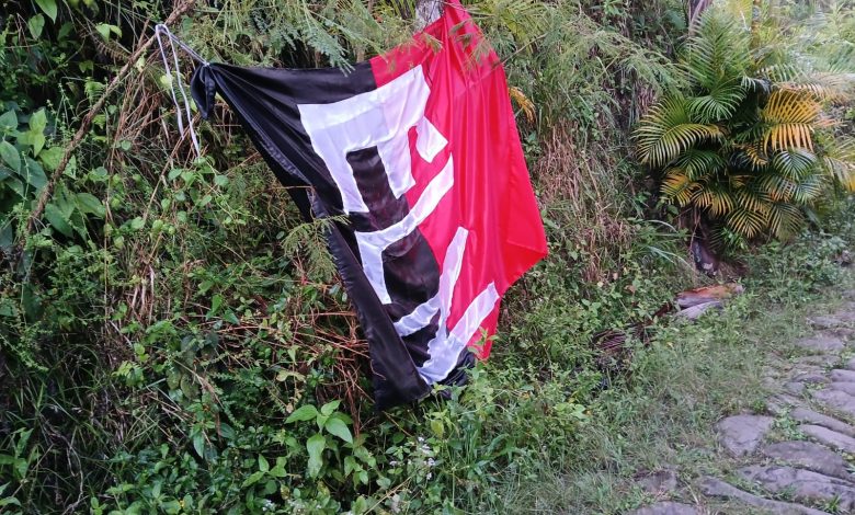 Banderas del ELN fuerdos desintaladas por las autoridades militares. Foto/ Cortesía