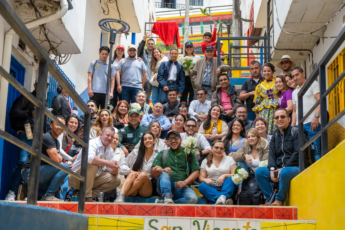 El lanzamiento estuvo acompañado por un amplio grupo de periodistas y creadores de contenido.