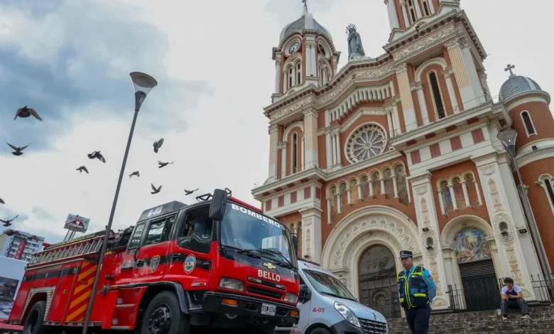 Alcaldía de Bello rindió homenaje a los Bomberos. Foto/ Alcaldía