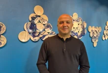 Jhon Gíl artísta quien recorrió las calles para plasmar rostros en porcelana. Foto/Cámara de Comercio