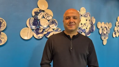 Jhon Gíl artísta quien recorrió las calles para plasmar rostros en porcelana. Foto/Cámara de Comercio