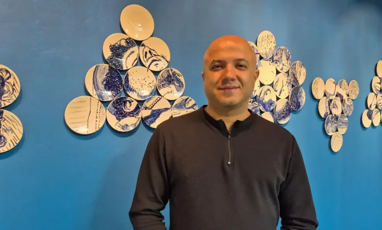 Jhon Gíl artísta quien recorrió las calles para plasmar rostros en porcelana. Foto/Cámara de Comercio