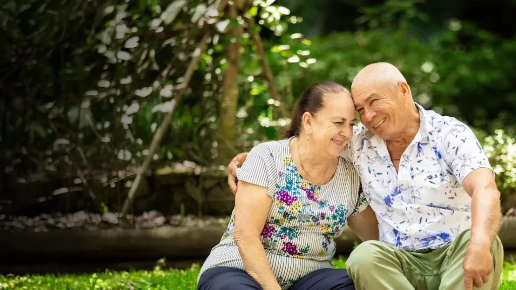 Pensionados de Confiar Cooperativa Financiera recibiendo su primera nómina pensional en Colombia. Foto/Confiar