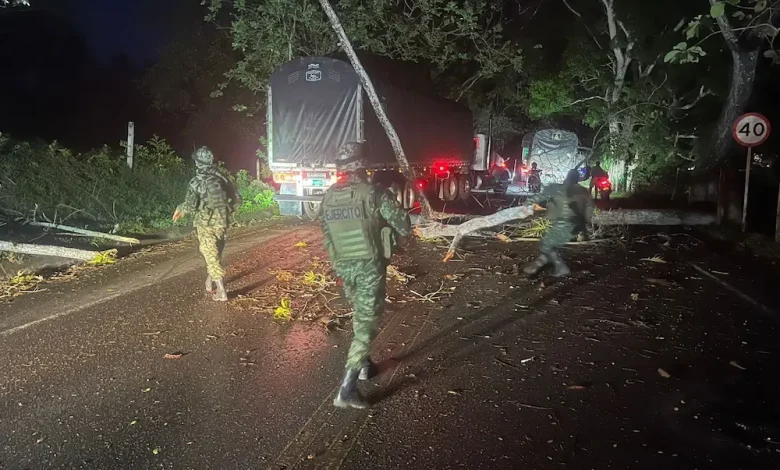 Soldados trabajan en la remoción de barricadas y escombros que dejo el paro minero en Bajo Cauca.