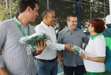 Alcalde de La Estrella entrega uniformes a personas mayores. Foto/ Alcaldía