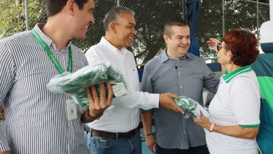 Alcalde de La Estrella entrega uniformes a personas mayores. Foto/ Alcaldía