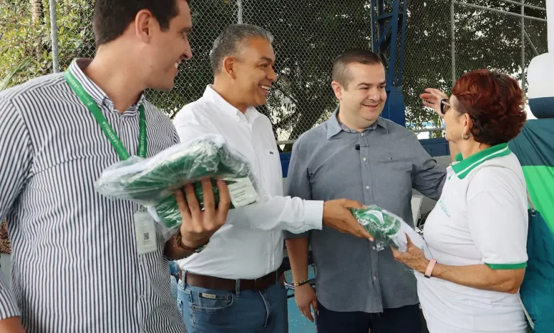 Alcalde de La Estrella entrega uniformes a personas mayores. Foto/ Alcaldía
