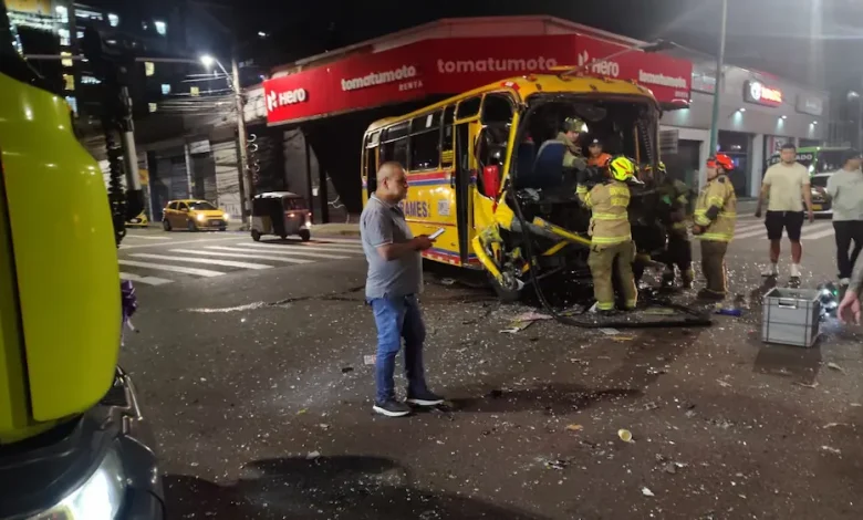 Colisión entre dos buses en el centro de Medellín deja 10 personas lesionadas