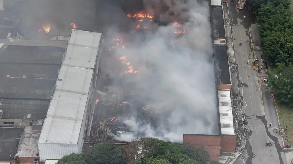 Cerca de 100 bomberos de Itagüí, Medellín, La Estrella, Caldas, Envigado, Sabaneta y Bello presentes. Foto/ Alcaldía