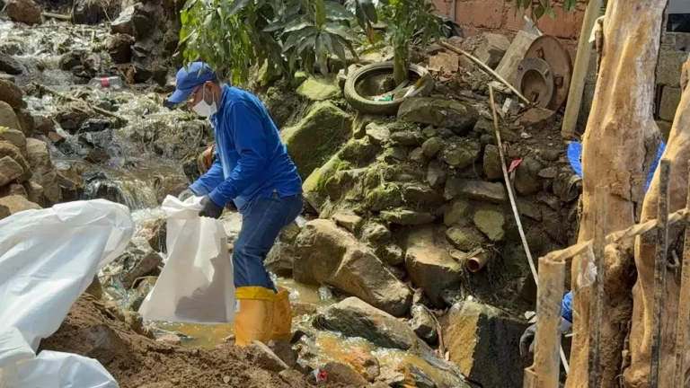 Obras de limpieza en quebrada de Manrique. Foto/ Alcaldía