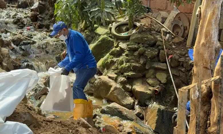 Obras de limpieza en quebrada de Manrique. Foto/ Alcaldía